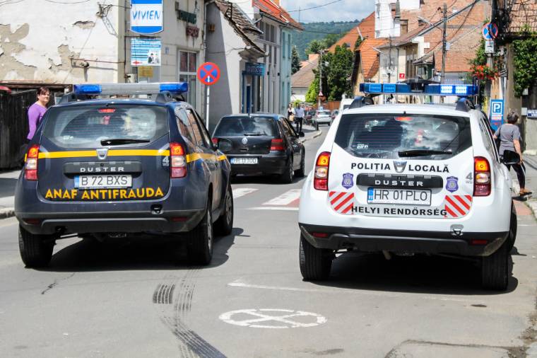 Teherszállító liftbe rejtették az árut az adóhatóság ellenőrei elől