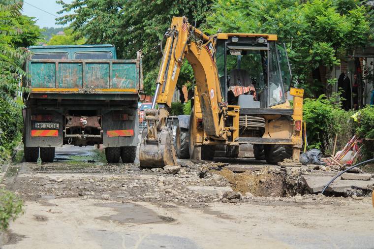 Bűzzel járó javítás a Kisköved utcában