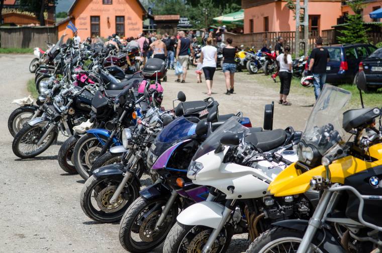 Jótékonykodó vasparipások: ezrek fesztiváloztak Szentegyházán