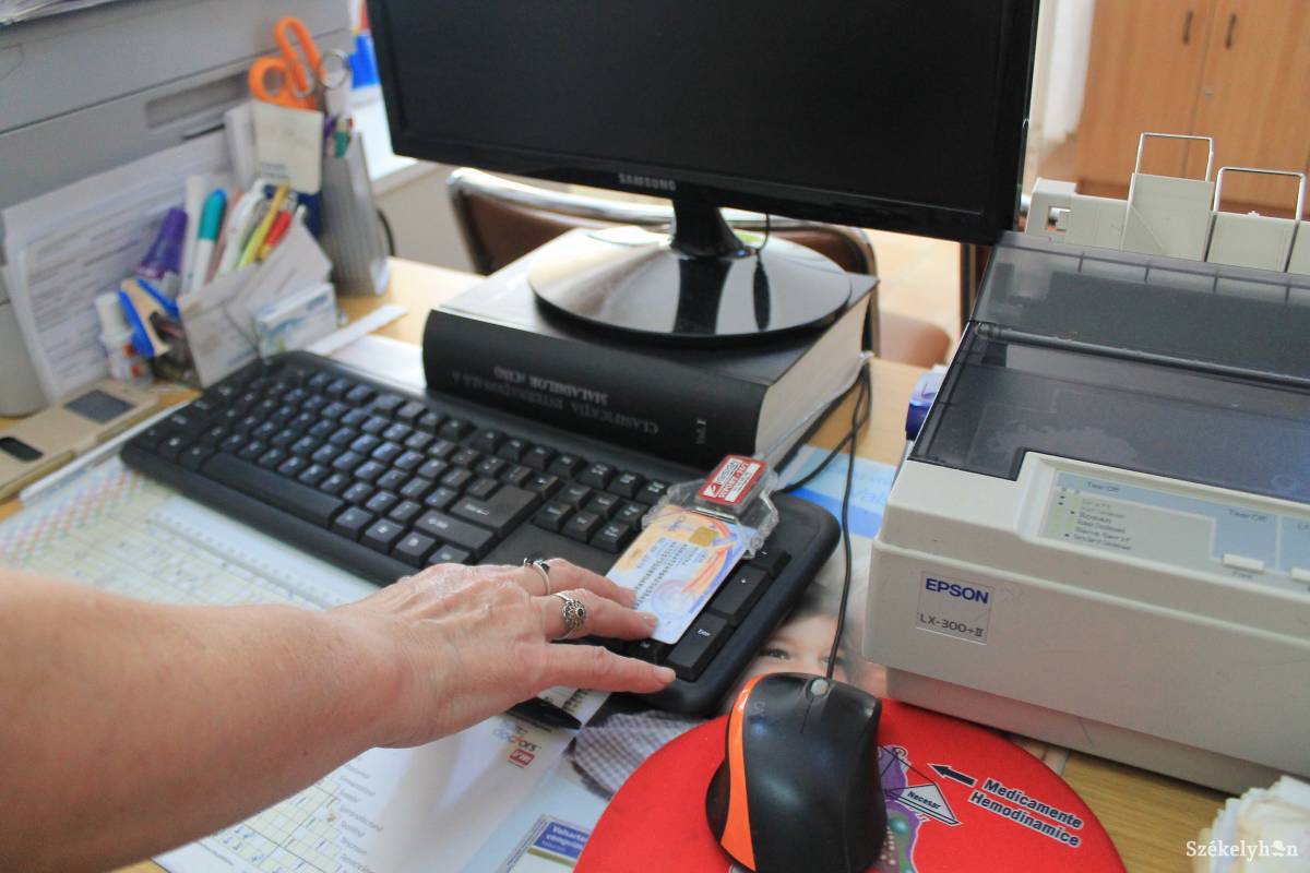 Várni, csak várni. A kártyarendszer kaotikus állapotokat okozott az egészségügyben, ami négy év elteltével sem változott &bullet;  Fotó: Pál Árpád