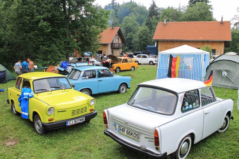 Mosolyt varázsoló szocialista „fenevadak”