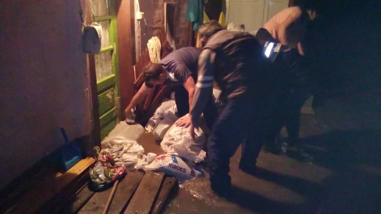 Homokzsákkal védekeztek, mégis befolyt a víz a házakba Szentpálon