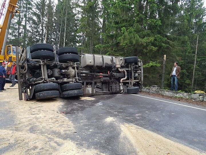 Felborult egy teherautó a Tolvajos-tető közelében