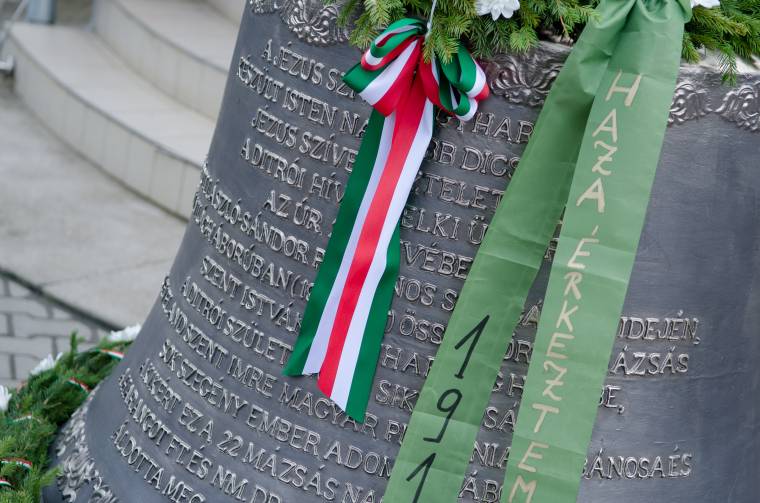 Búcsús szentmise és harangáldás Ditróban