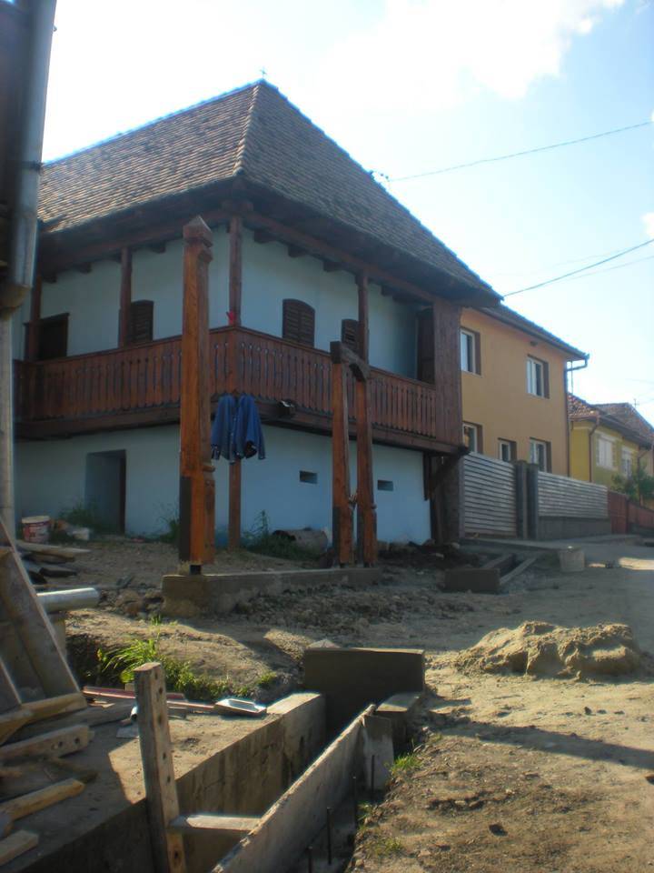 Teljessé válik Tamási Áron testvérének régi székely portája