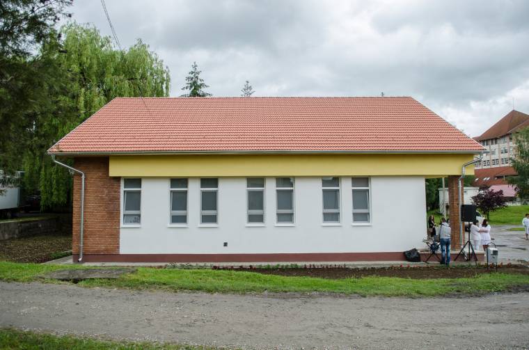 Napelemeket szerelnek az udvarhelyi kórházra