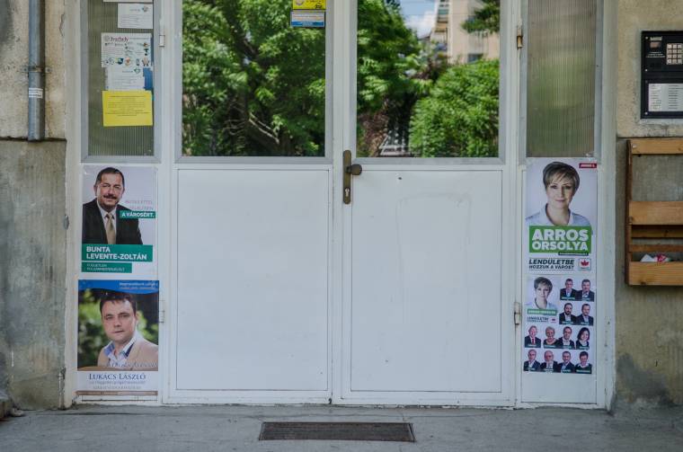 Tömbházajtókra ragasztott jelöltek – mindenkitől van engedélyük?