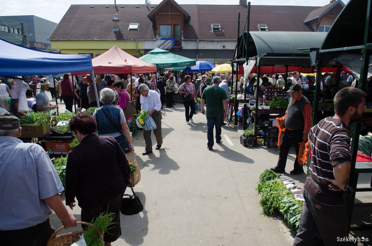 Egységesítené a városvezetés a zöldségpiac tetőzetét, száműznék az ideiglenes megoldásokat. Archív •  Fotó: Barabás Ákos