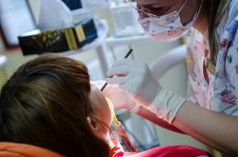 Megnyirbálták a fogorvosok feladatkörét, tiltakozni készülnek emiatt