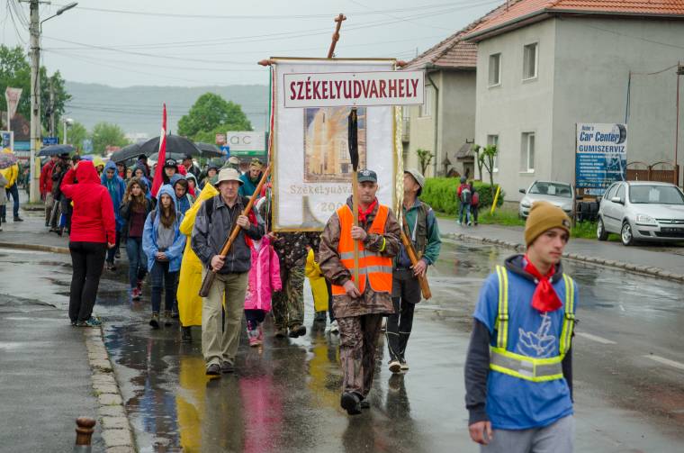 Félezer zarándok indult gyalogosan Udvarhelyről Csíksomlyóra