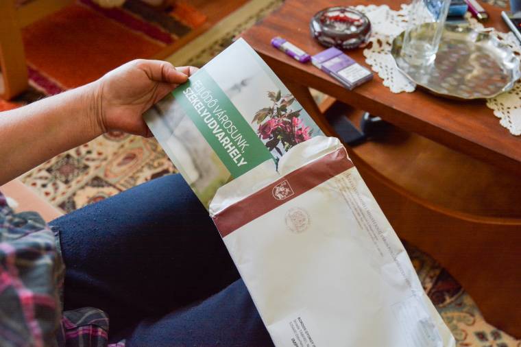 Élőknek és holtaknak egyaránt kipostázták a városházi reklámfüzetet
