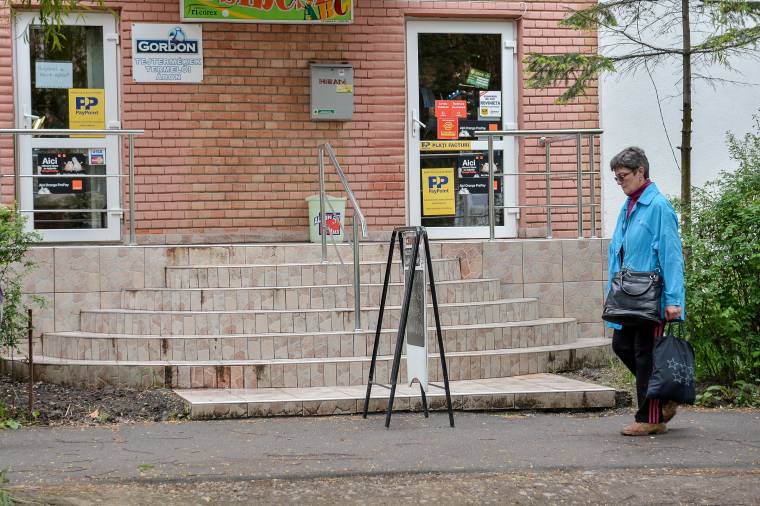 Elriasztotta a sikítozás a késsel hadonászó férfit