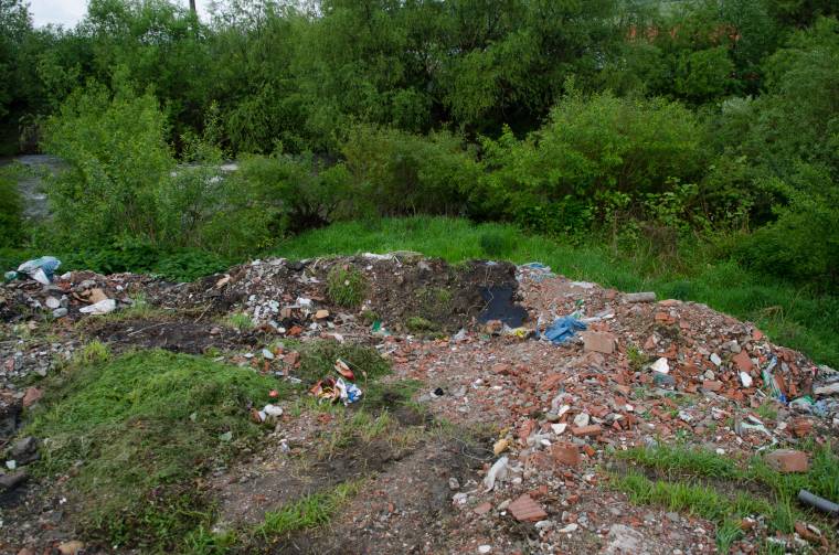 Szemetes lakónegyed, még szemetesebb folyóparttal