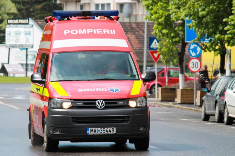 Hét személlyel borult árokba