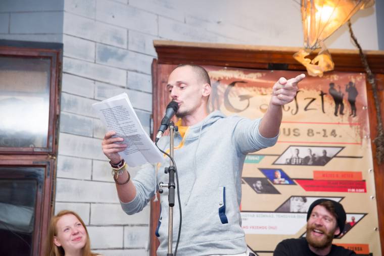 Versek, amik ma is megfogják a diákokat