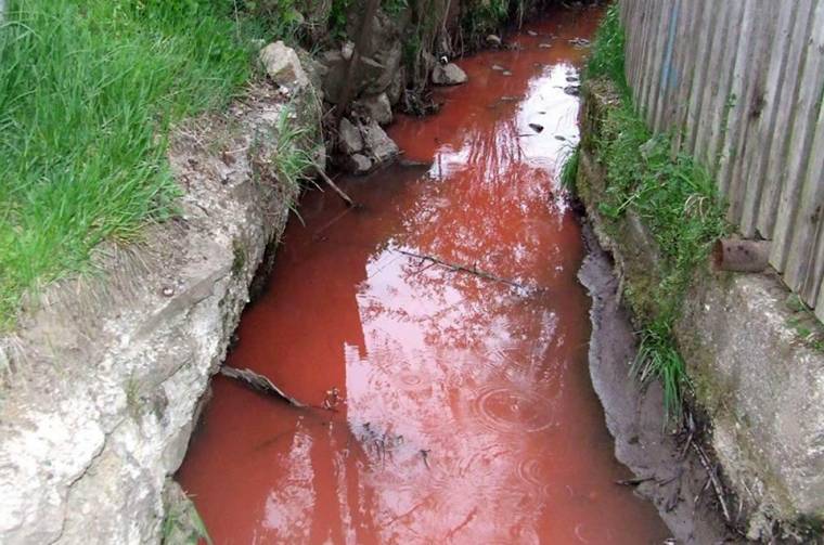 Festék színezhette vörösre a patak vizét – újabb szennyezés Szentegyházán