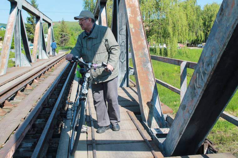 Mindennapos kihívás átmenni a vasúti hídon