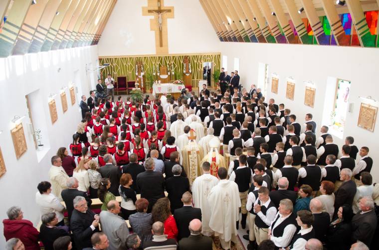 Búcsún kértek áldást a kibővített zeteváraljai templomra