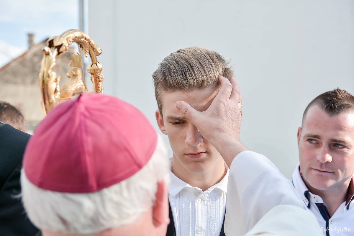 Felnőtt kereszténnyé váló fiatalok. Krisztus élő tanúi lehetnek az egyházban, a világban •  Fotó: Mihály Csaba