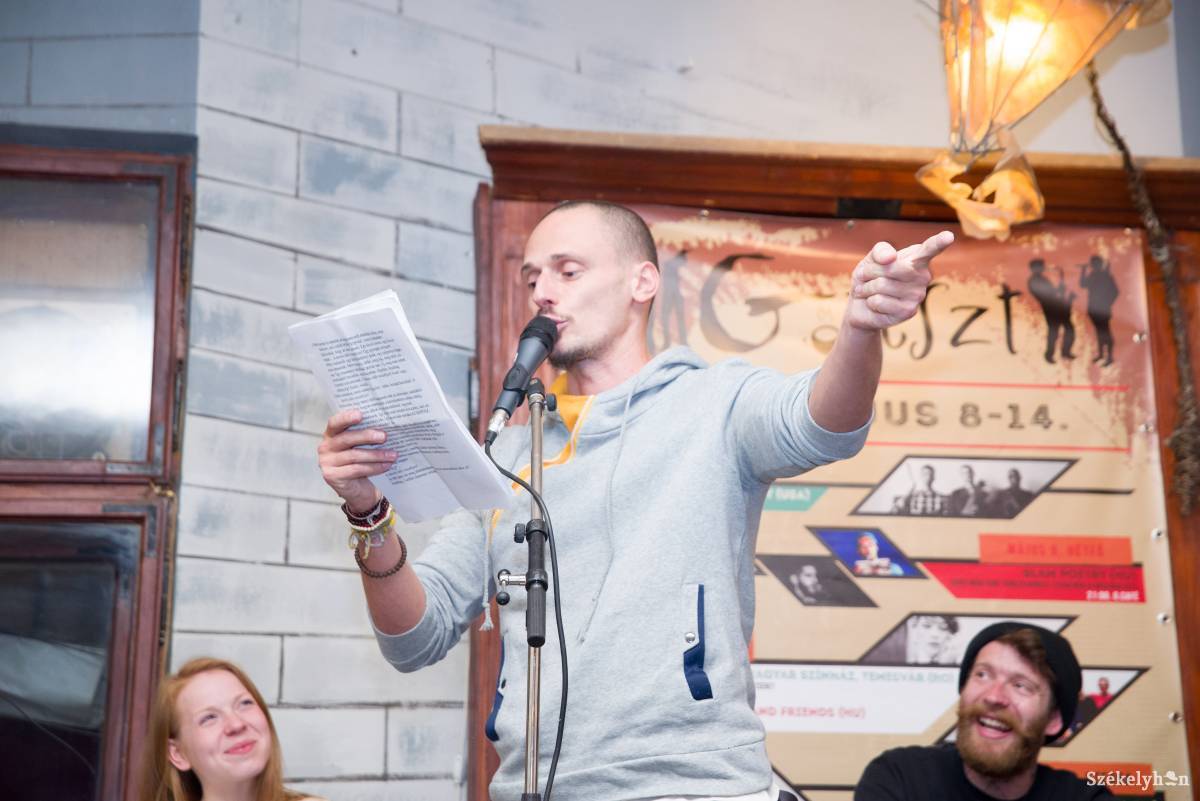 Erdélyben újabban virágzik a slam poetry. Ez is költészet. Archív •  Fotó: Dávid Anna Júlia