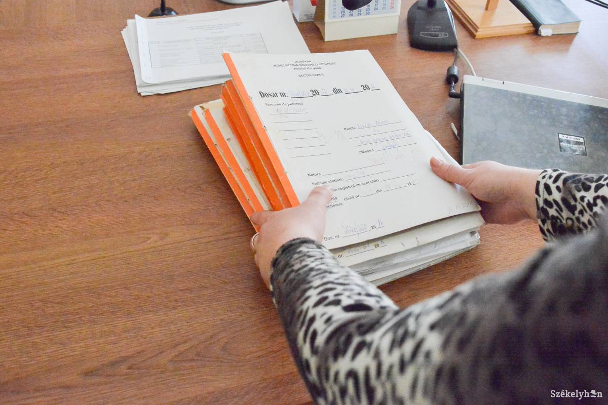 Nem egyik napról a másikra áll át minden digitálisra, így a sínes irattartók még biztosan velünk maradnak egy darabig. Képünk illusztráció •  Fotó: Mihály Csaba