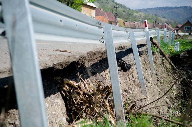 A tönkrement támfal miatt omlott be a lövétei útszakasz