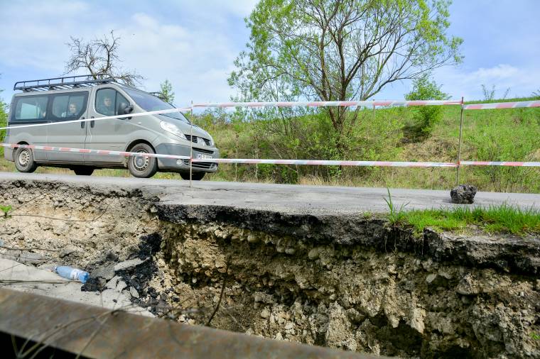 Felsőboldogfalva és Patakfalva között szakadt be az út
