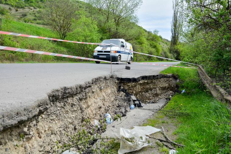 Kárfelmérés, jegyzőkönyv, kormánypénz – ezek kellenek a beszakadt úthoz