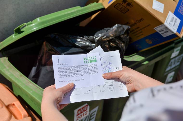 Csak a felmatricázott kukákból viszik el a szemetet
