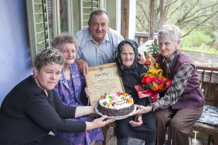 Kecset százéves lakóját köszöntötték