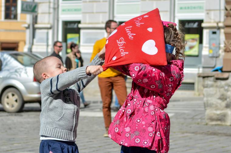 Párnaháborút vívtak Udvarhelyen is