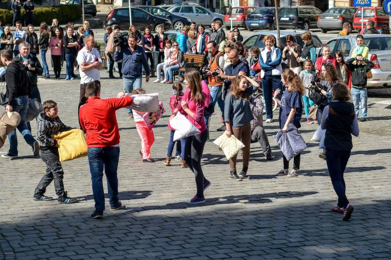Így párnacsatáztak Székelyudvarhely központjában