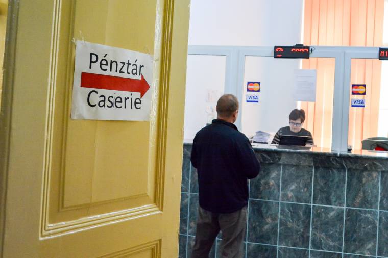Menesztették az adóhatóság elnökét a kevés bevétel miatt