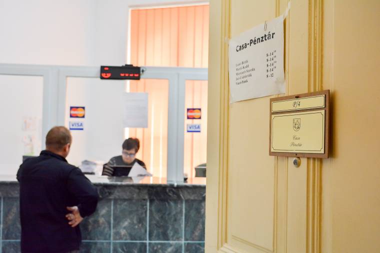 Nem szüntetik be a munkát az udvarhelyi városházán