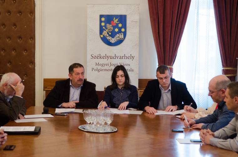 Bepereli az udvarhelyi polgármesteri hivatal Hargita Megye Tanácsát
