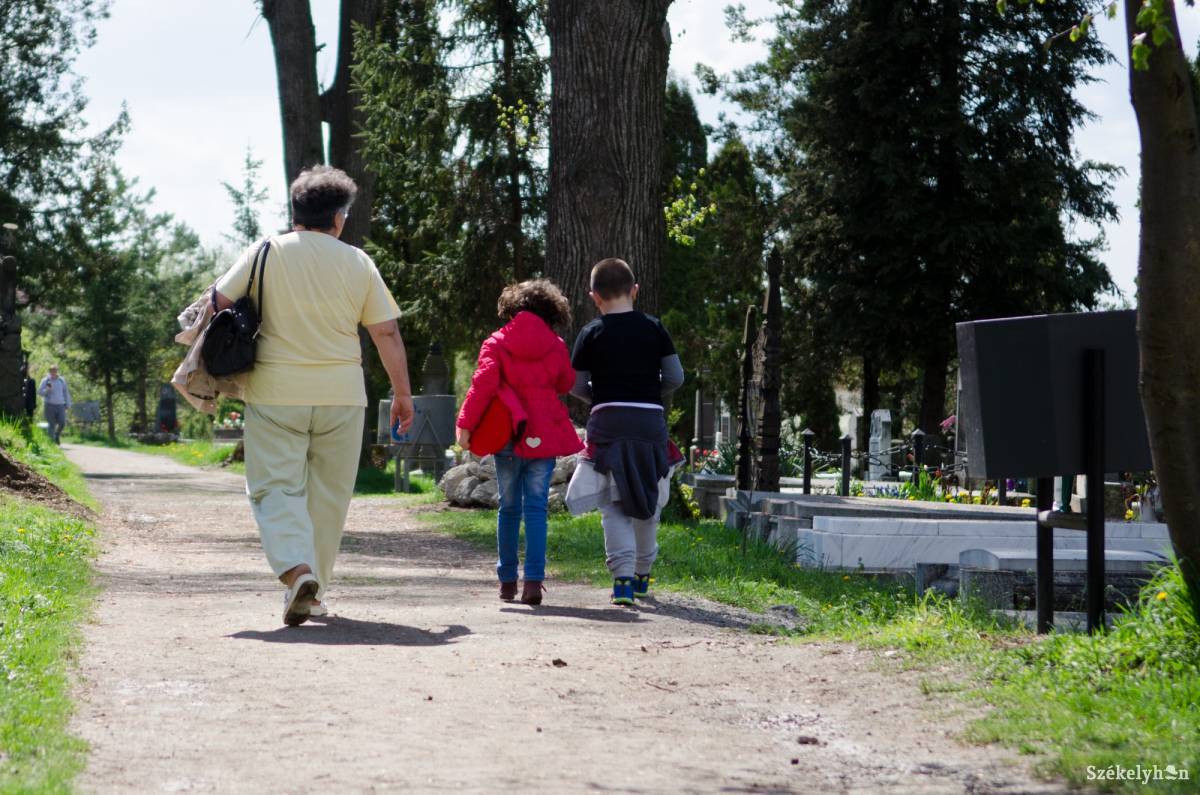 Sok esetben a nagyszülőkre maradnak a gyerekek. Illusztráció •  Fotó: Barabás Ákos