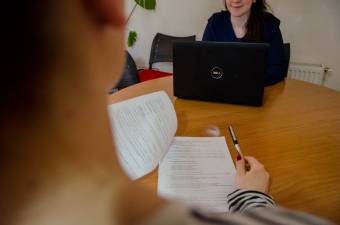 Akár 50 százalékos béremelést is kaphatnak az uniós projekteken dolgozó közalkalmazottak