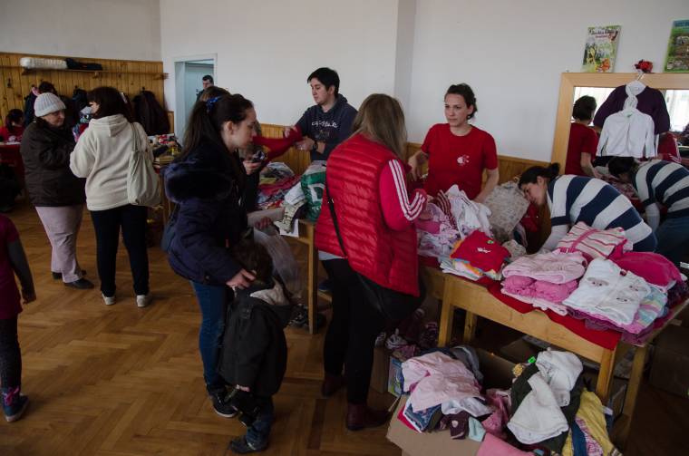 Adtak, vettek, jótékonykodtak