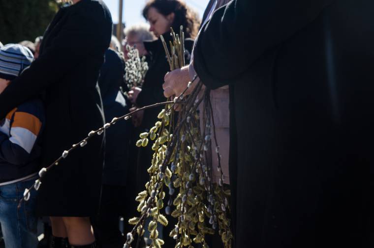 Virágvasárnap: barkaszentelés, körmenet, passióéneklés