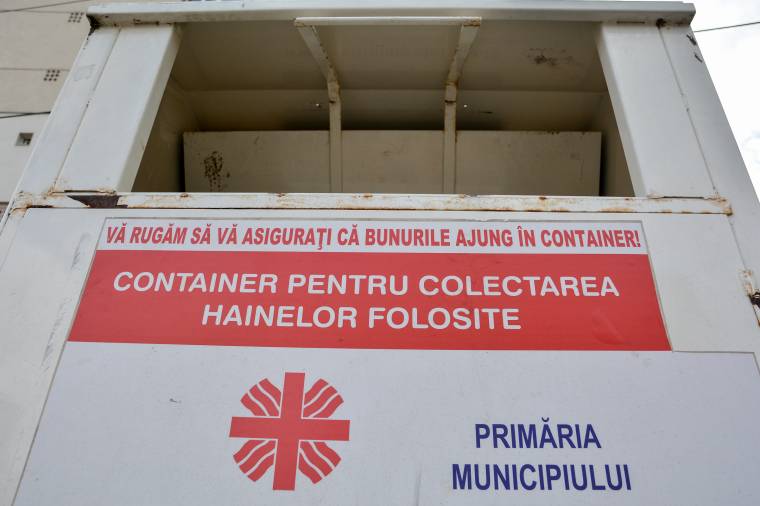 Már a rászorulóknak sem jók a megunt ruháink