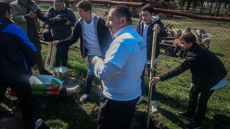 Ásót ragadott Bunta Levente