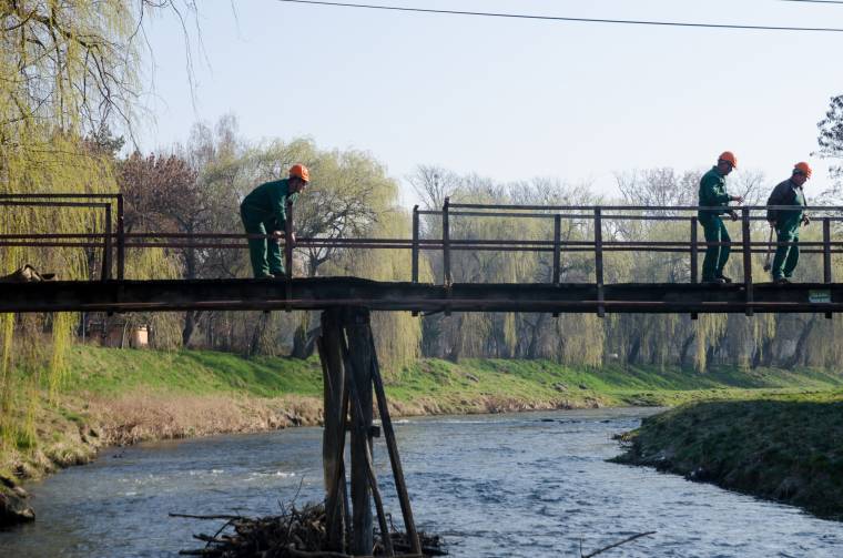 Kicserélték a fahíd tartógerendáit