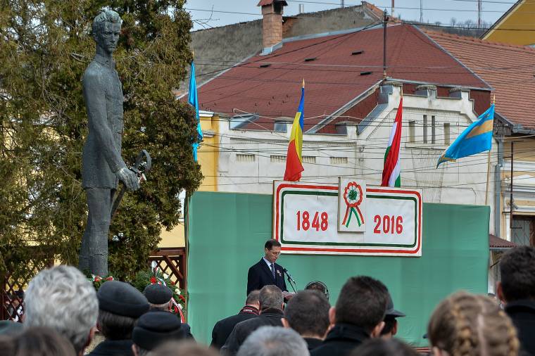 A keresztúri Petőfi-körtefa egyenesági leszármazottját ültetik el az ősi fa mellé