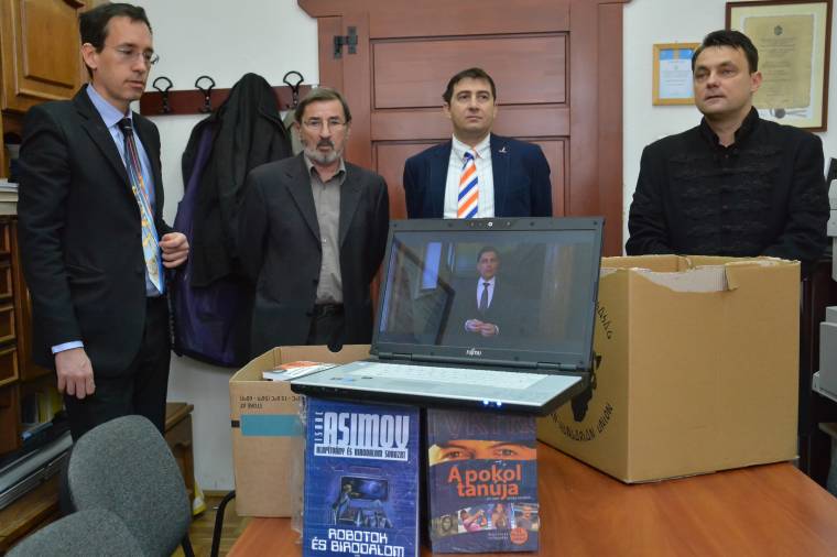 Erkölcsi üzenetet hordozó könyvadomány