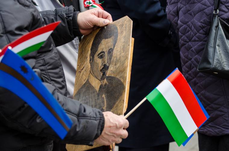 Ismeretlen telefonáló tiltaná a magyar zászló használatát Sepsiszentgyörgyön