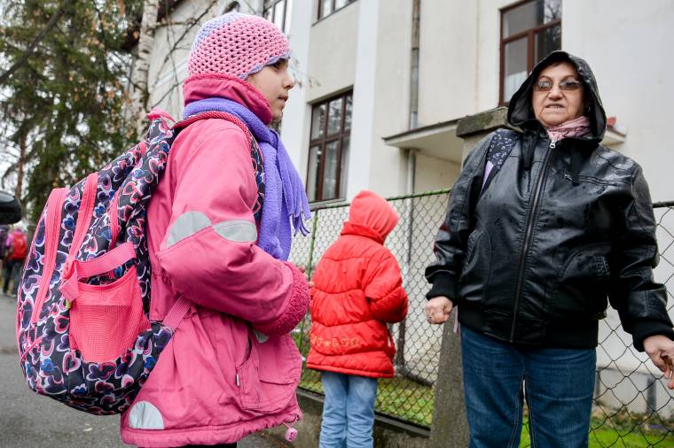 Mérlegre akasztottuk a kisdiákok táskáit