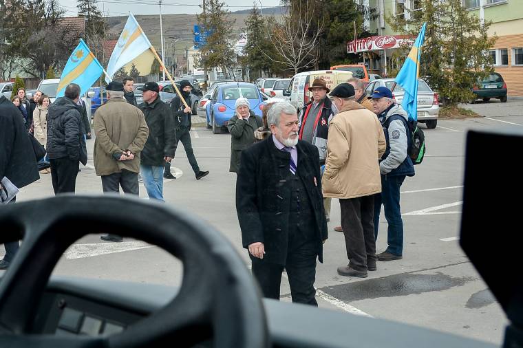 Székely zászlókkal indultak Udvarhelyről
