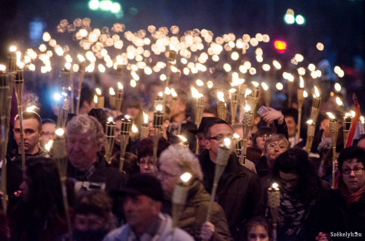 Fáklyás felvonulás. Hagyományos 56-os program több székelyföldi városban is. Archív •  Fotó: Barabás Ákos
