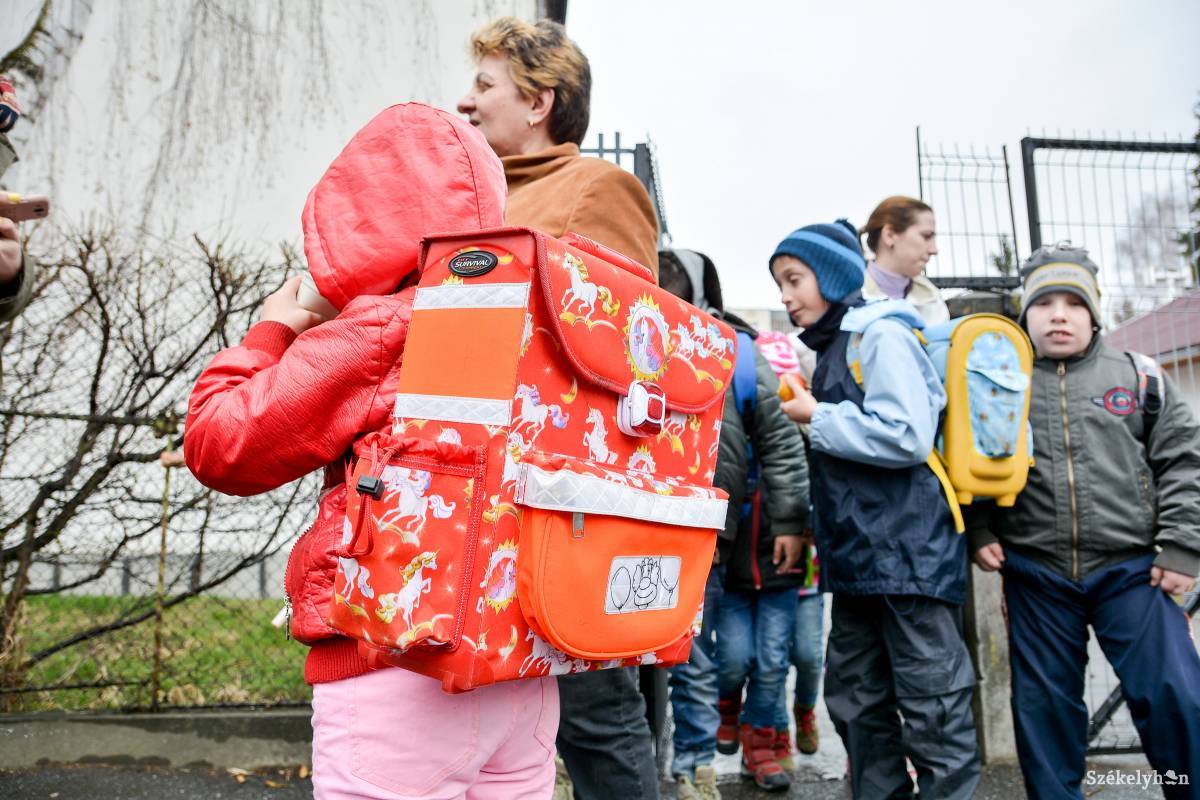Az iskolatáska jól illeszkedjen a hátra, állítható legyen, és a terhelést lehessen elosztani. Képünk illusztráció &bullet;  Fotó: Mihály Csaba