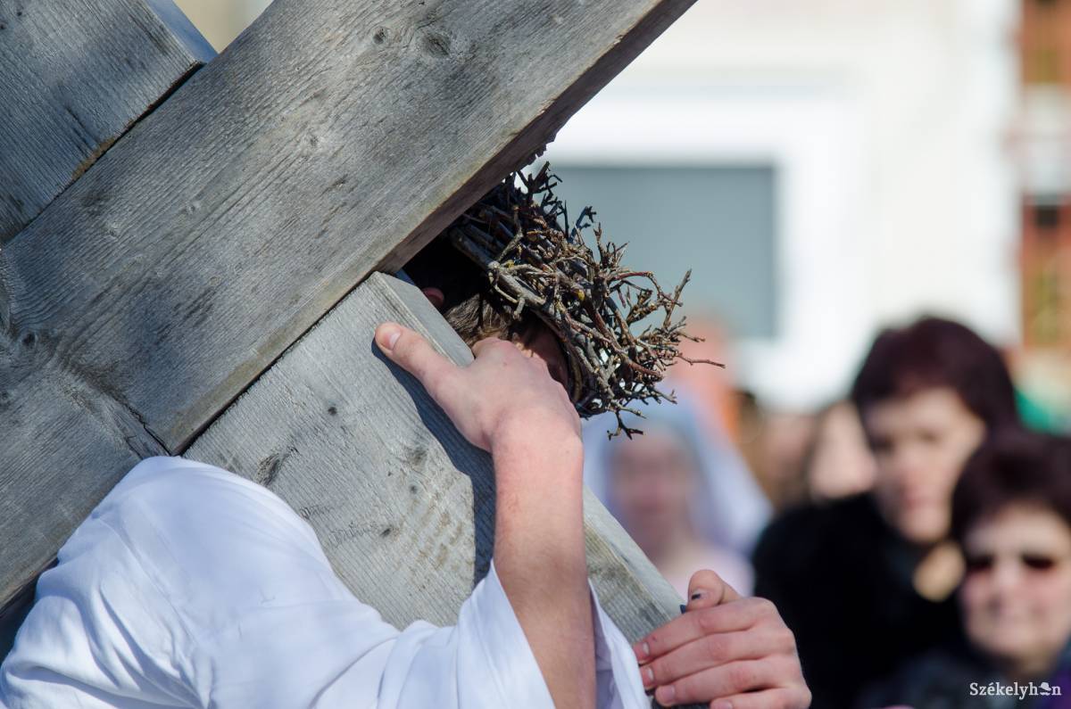 A templomokban a nagycsütörtök esti szentmise, az utolsó vacsora miséje a szenvedésre induló Jézus búcsúja övéitől. Illusztráció •  Fotó: Barabás Ákos